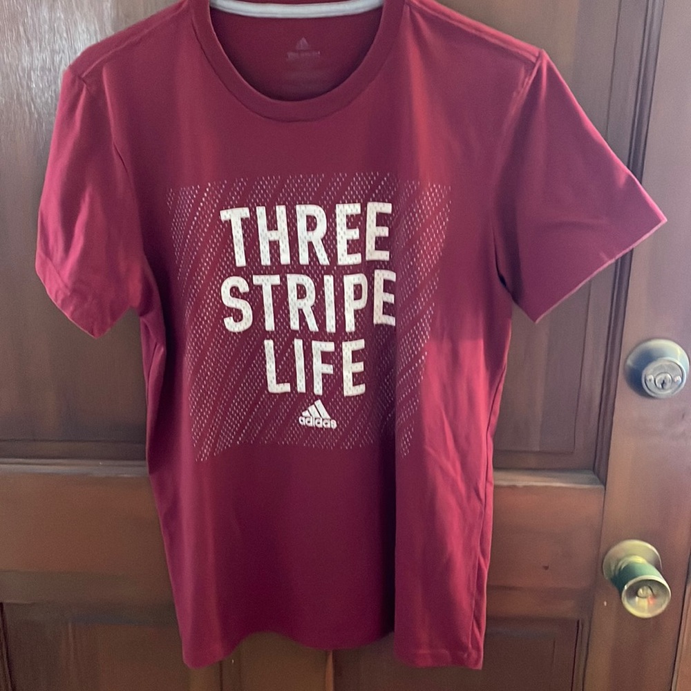 Men’s medium burgundy Adidas shirt sleeve t shirt